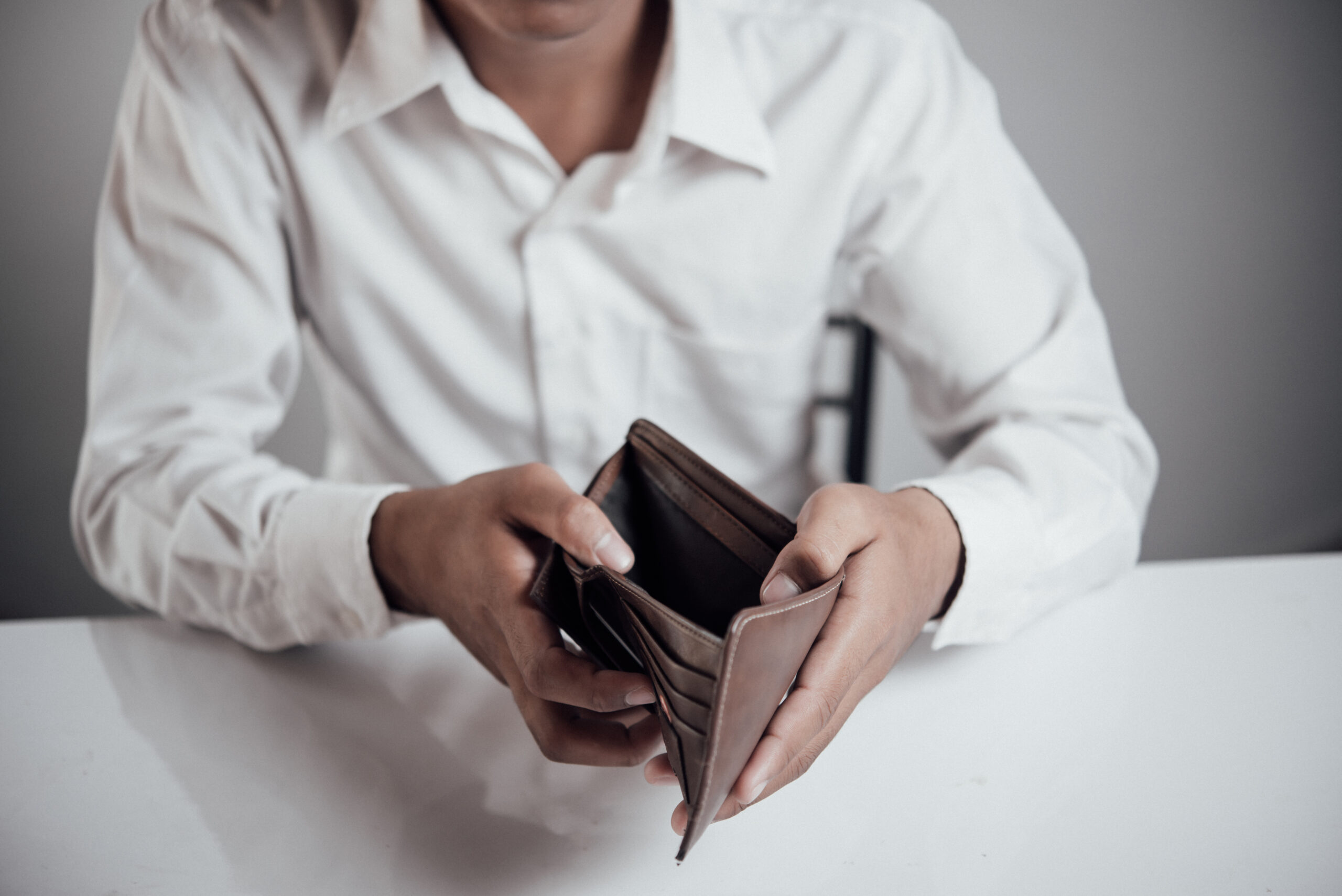 Falta de pagos de salarios y beneficios sociales a servidores públicos